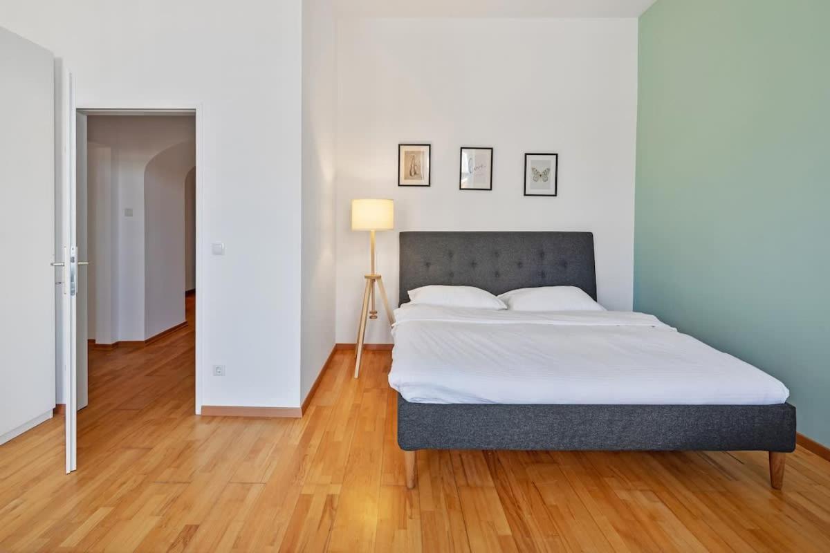 3 Bedrooms I 110 Square Meter I Walk To Sights Apartment *