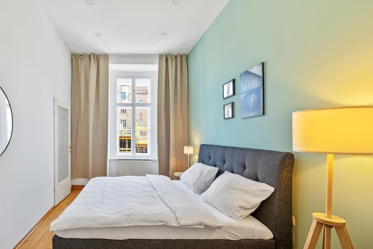 Apartment 3 Bedrooms I 110 Square Meter I Walk To Sights *