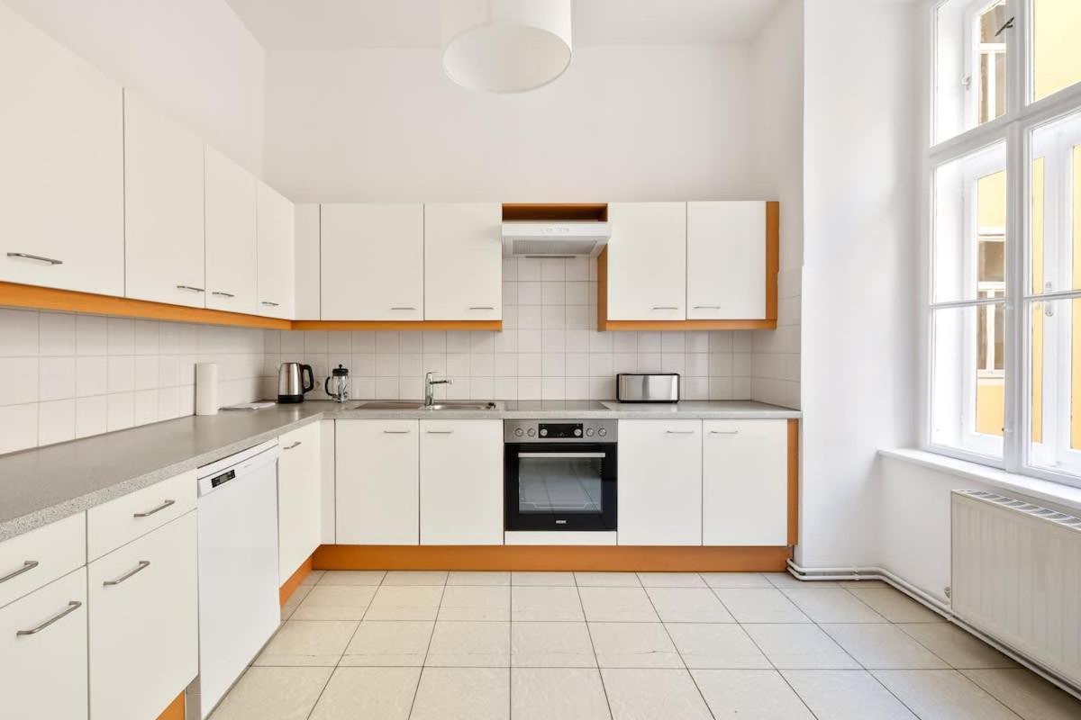 3 Bedrooms I 110 Square Meter I Walk To Sights Apartment